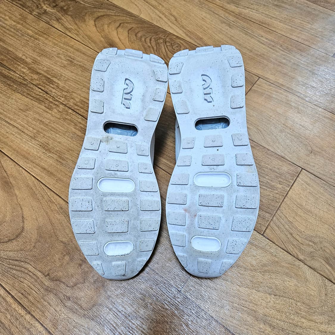 나이키 에어맥스 프리데이 240 상품이미지5