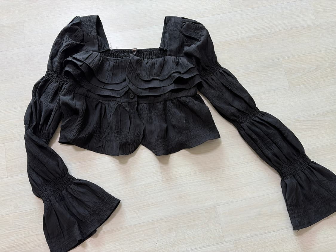 셔링 크롭 블라우스 상품이미지1