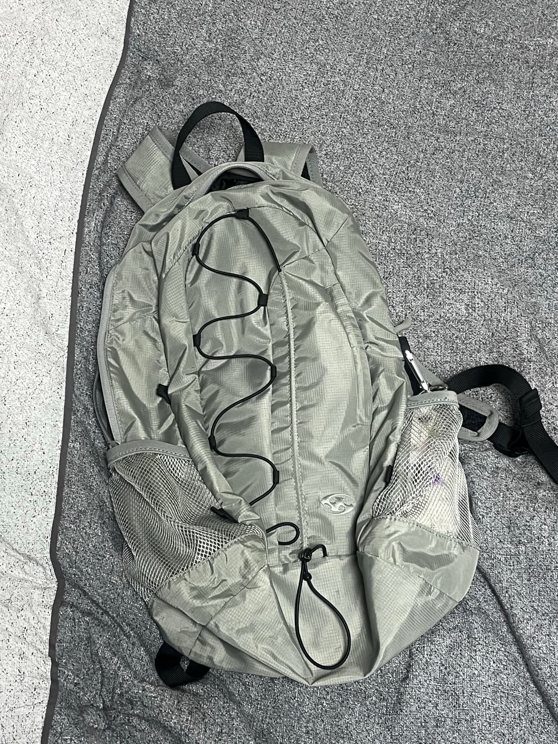 산산기어 백팩 그레이 23fw 상품이미지2