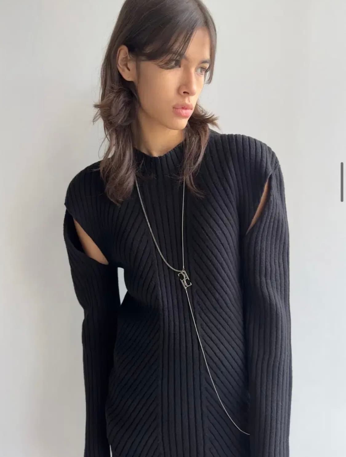 로우클래식 컷아웃 니트 탑 상품이미지1