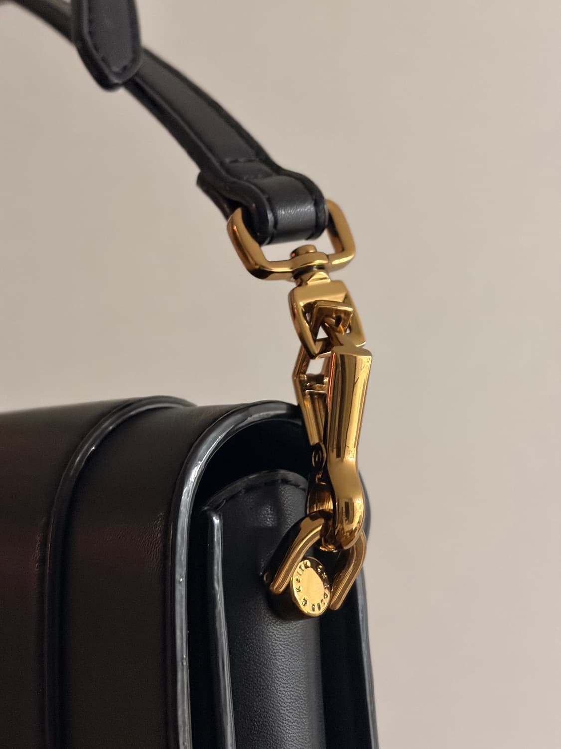 Charles&Keith 골드 포인트 블랙 크로스백 상품이미지3