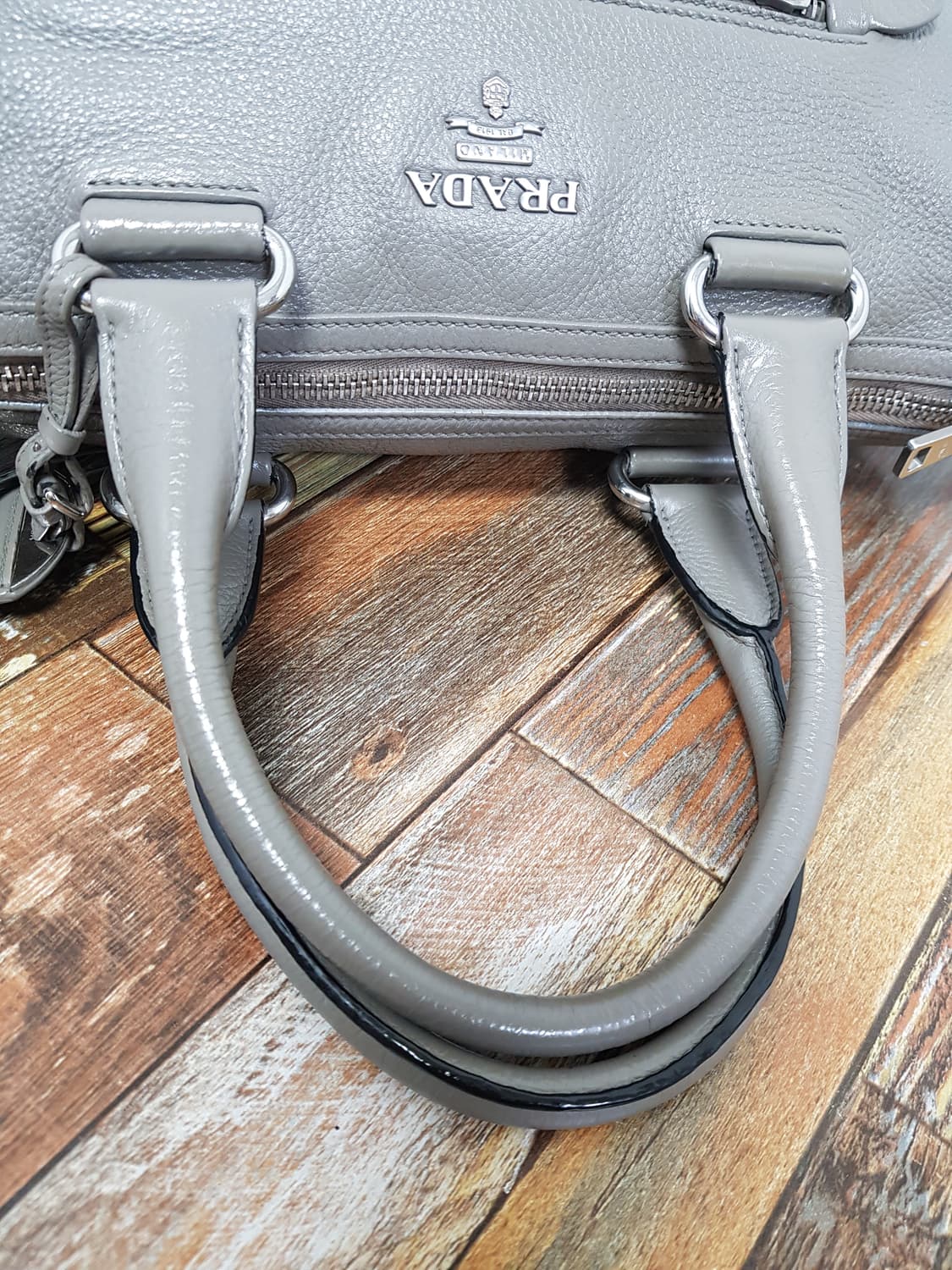 [정품] 프라다 은장로고 비텔로 모터백 상품이미지5