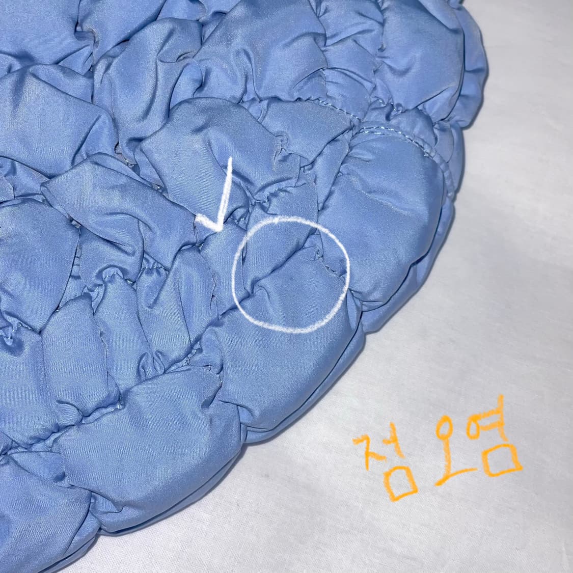 코스 퀼티드 미니 구름백 라이트 블루 상품이미지3