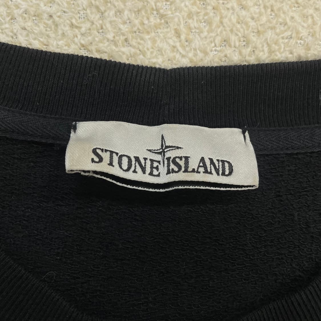 스톤아일랜드 와펜 패치 크루넥 맨투맨 블랙 상품이미지4