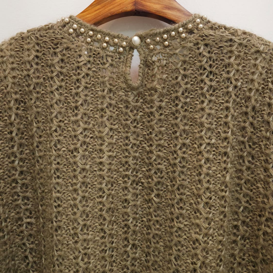 카키 울혼방 진주넥 테이프사 여성 니트 상품이미지8