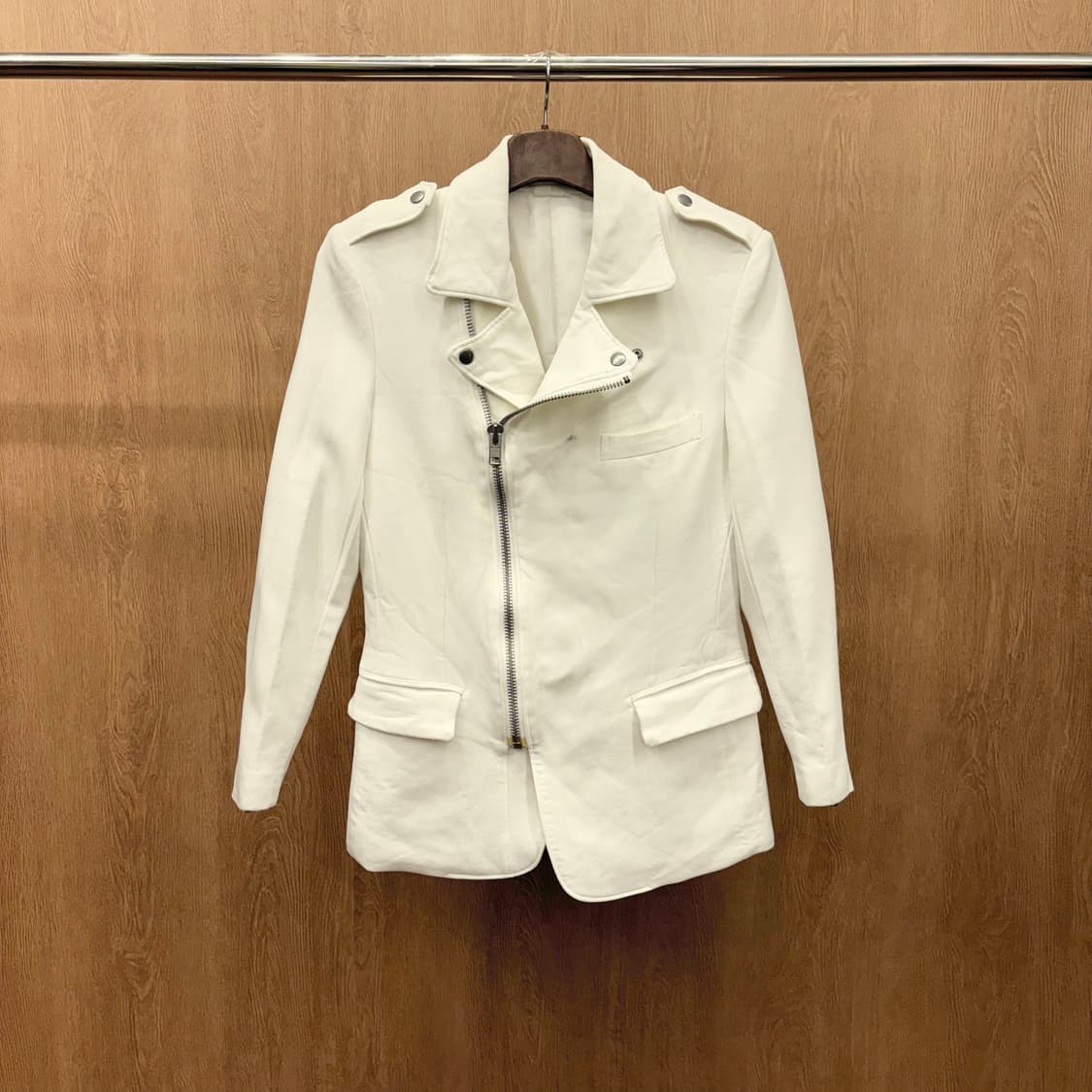 꼼데가르송 옴므 플러스 라이더 자켓 사선 지퍼 숄더 에폴렛 디테일 화이트 상품이미지2