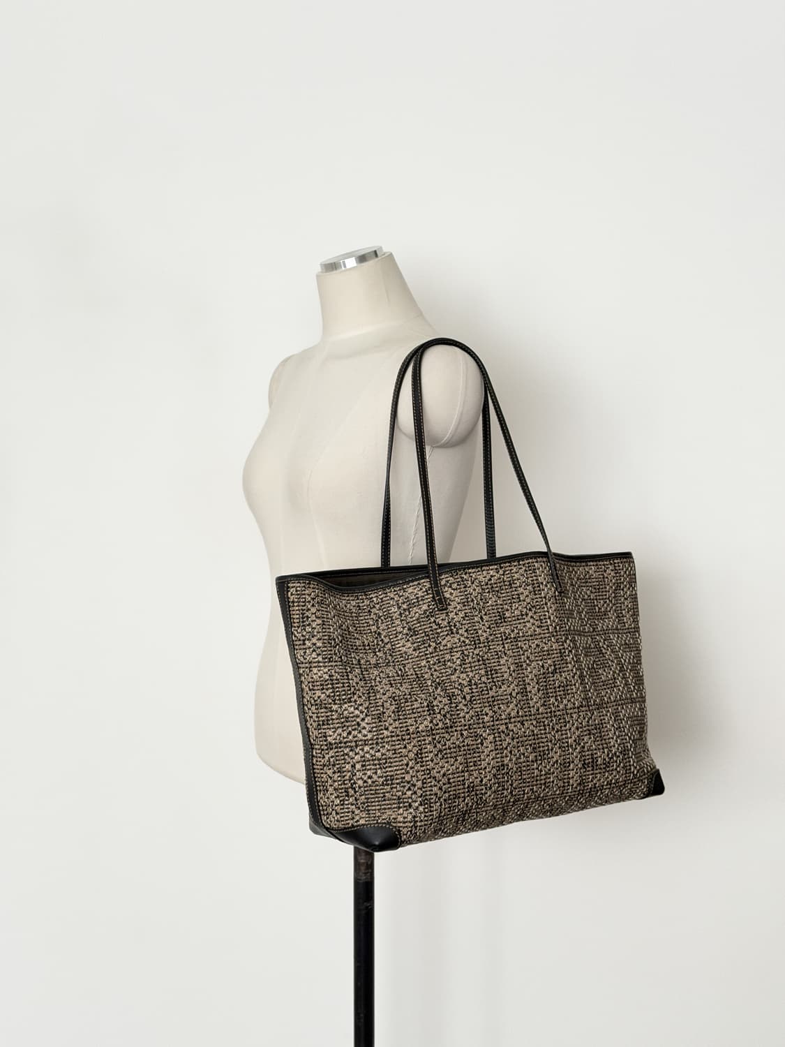 펜디 우븐 주카 레더 트리밍 롤 쇼퍼백 상품이미지1