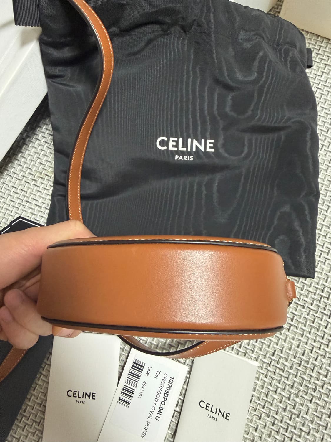 [새상품급/크림]셀린느 트리오페 오벌 펄스 미니백 상품이미지4