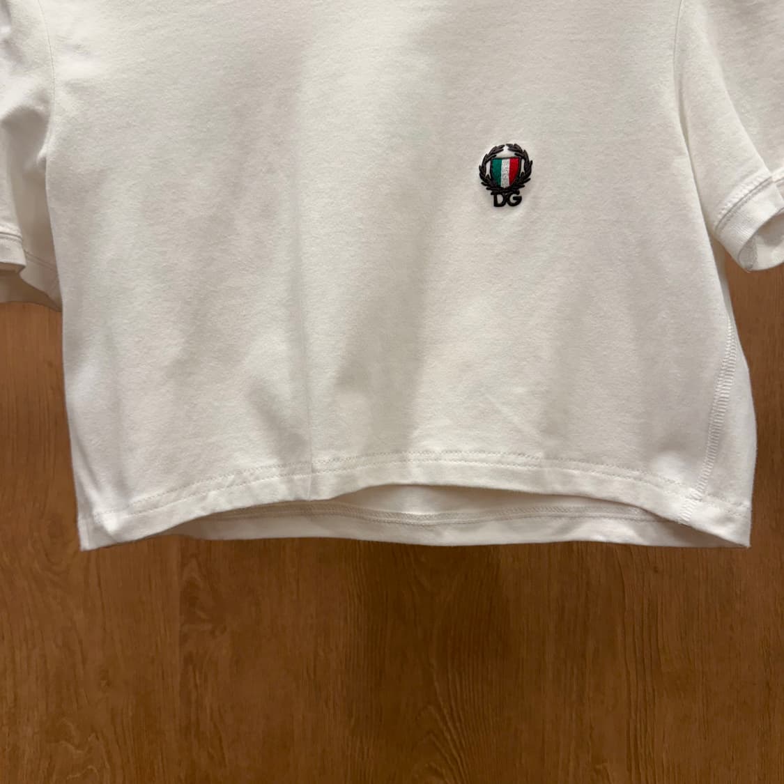 돌체앤가바나 DG 로고 자수 크롭 반팔 티셔츠 라운드넥 슬림핏 화이트 상품이미지5