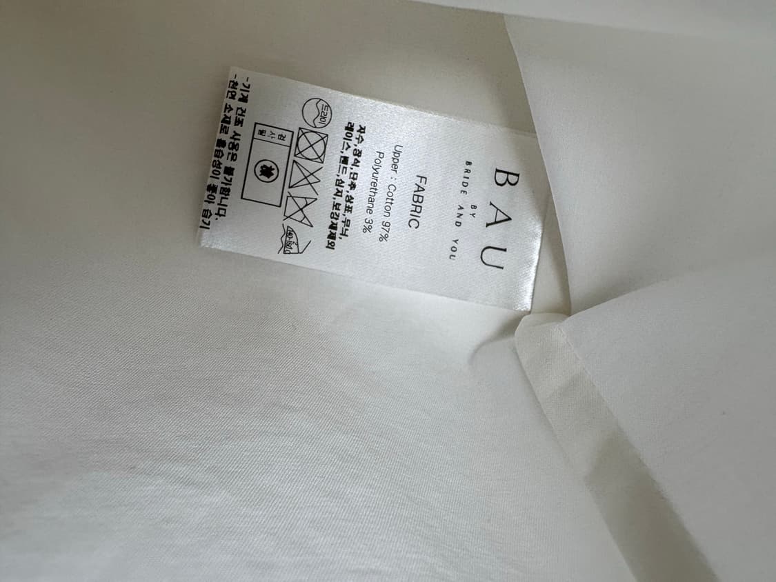 비에이유바이브라이드앤유 TRUDY 브이넥 펄 버튼 블라우스 상품이미지9