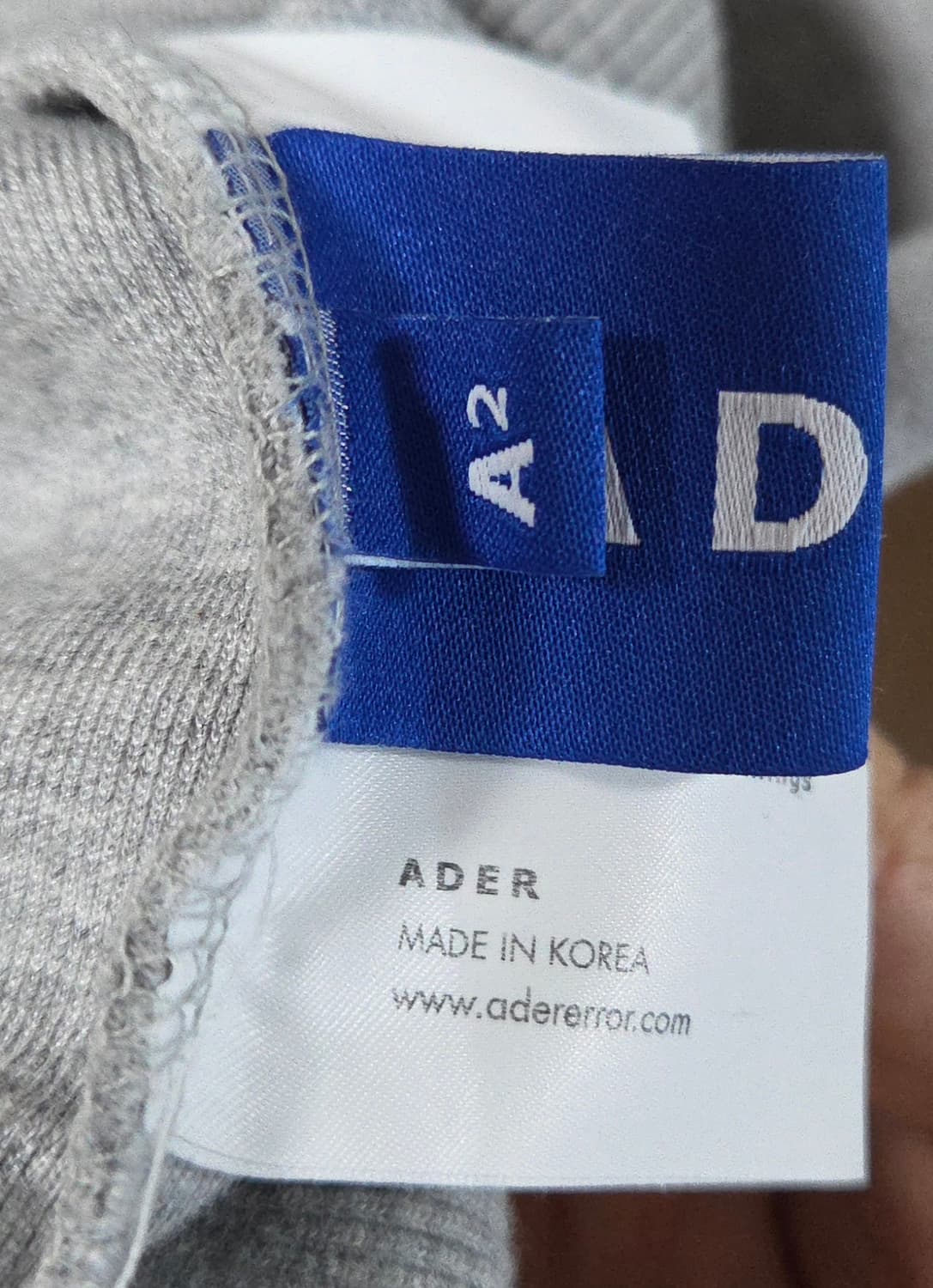 (착샷) 아더에러 볼록 로고 스웻 티셔츠 맨투맨  상품이미지4