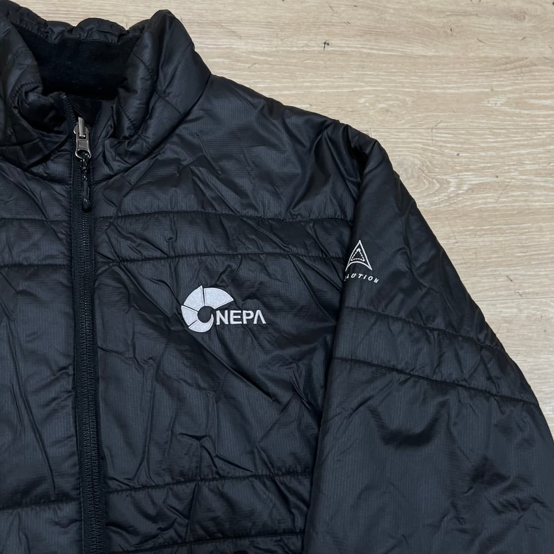 네파 에볼루션 자수 로고 경량패딩 점퍼 [블랙] M/95 상품이미지4