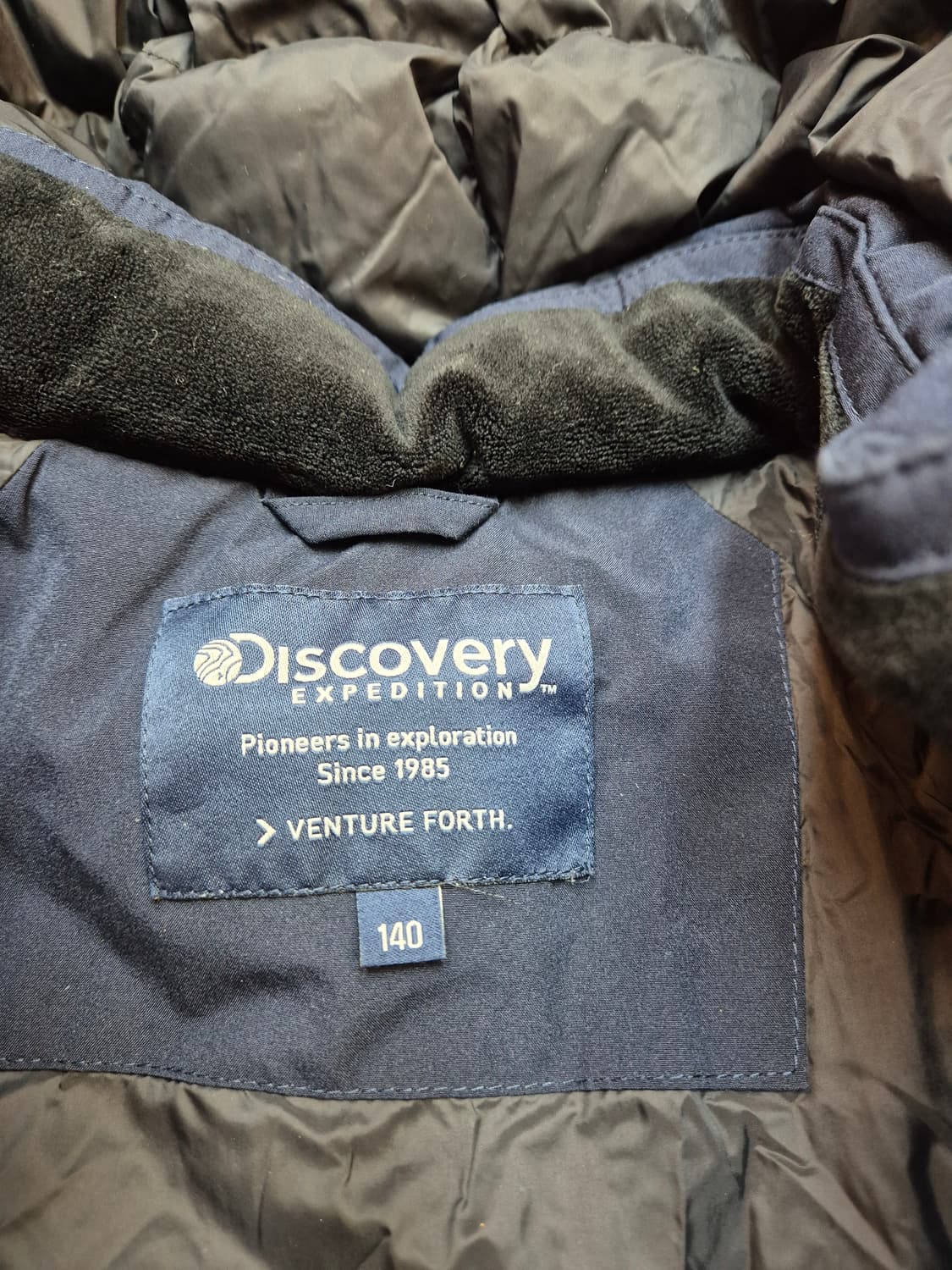 디스커버리 키즈 네이비 패딩 140사이즈입니다. 가슴둘레 73cm이고,  상품이미지5