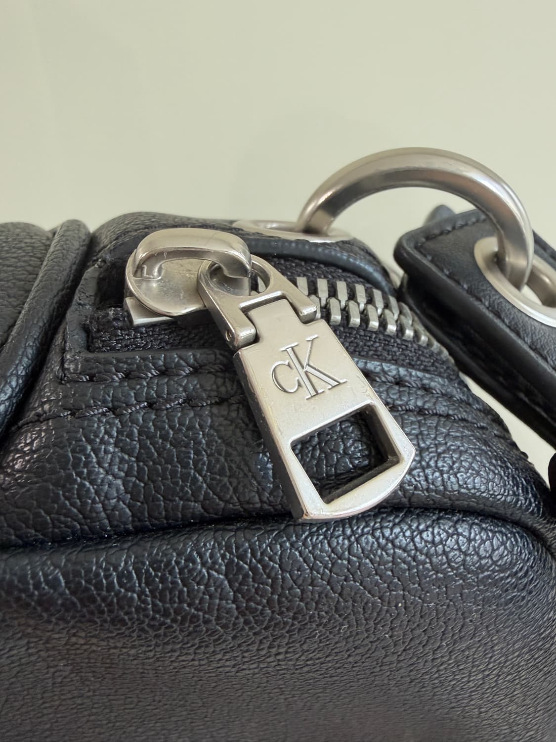 캘빈클라인 CK 텍스쳐 카메라백 크로스백 상품이미지4