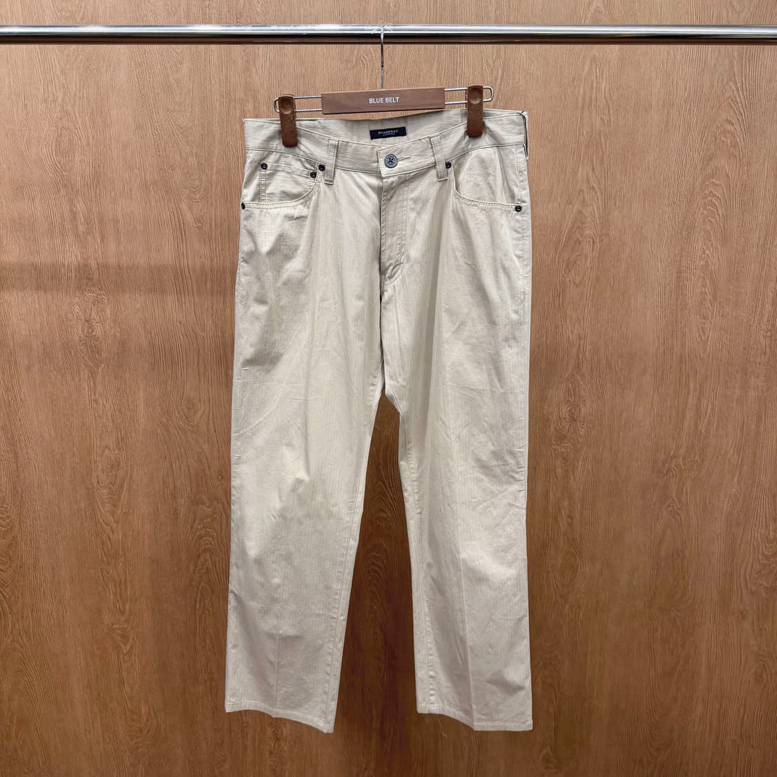 버버리 런던 슬랙스 팬츠 백 포켓 힙 요크 레더 패치 디테일 베이지 상품이미지2