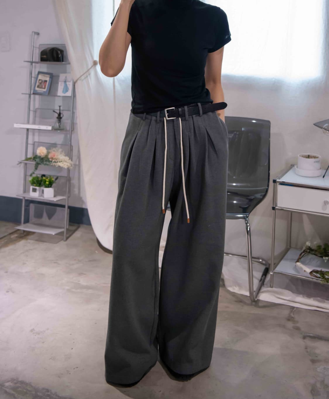 앳더앤드 콤마 와이드 슬랙스 차콜그레이 아웃핏 상품이미지4