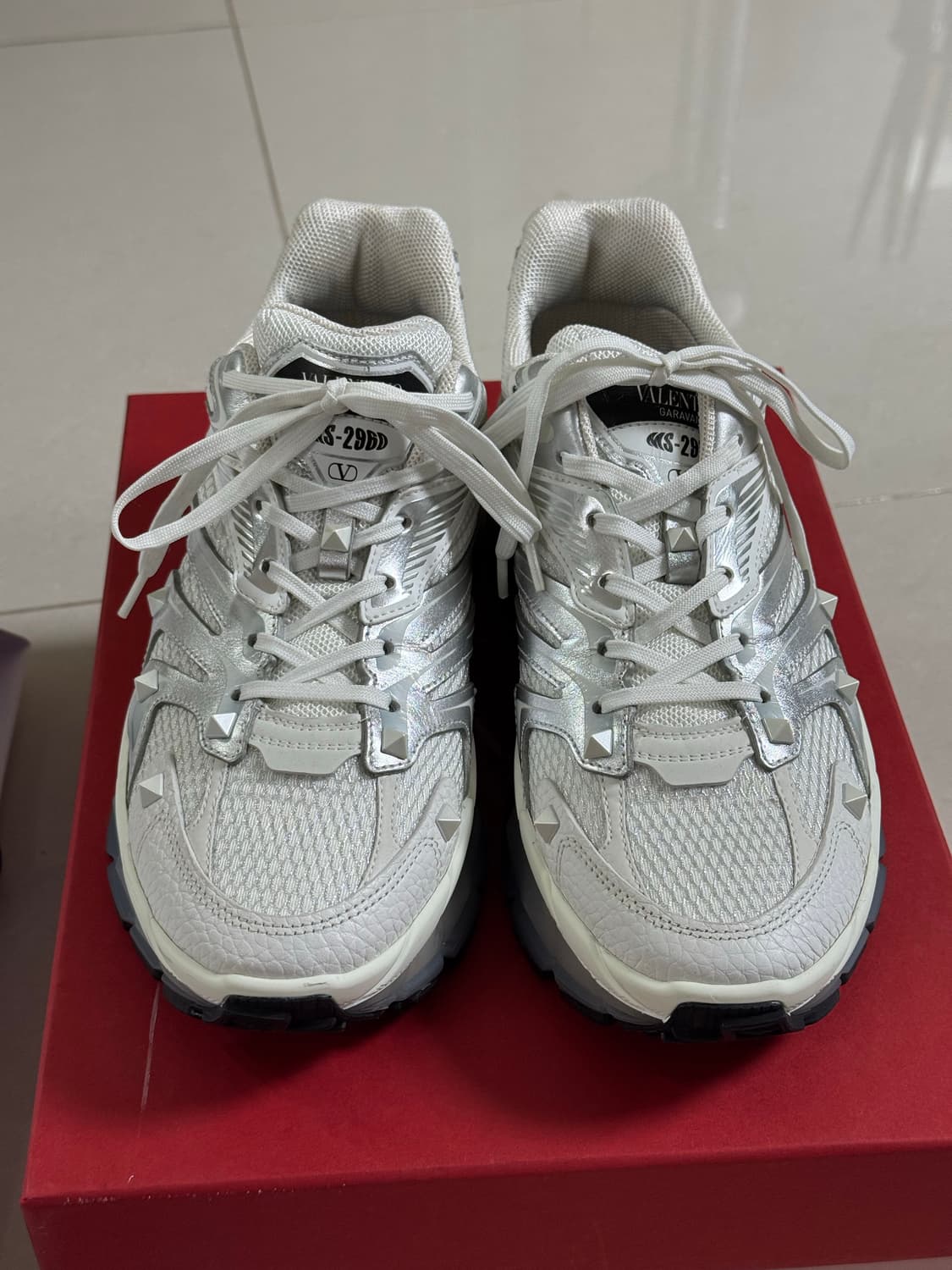 발렌티노 MS-2960 패브릭 & 카프스킨 로우탑 스니커즈 화이트 실버 상품이미지3