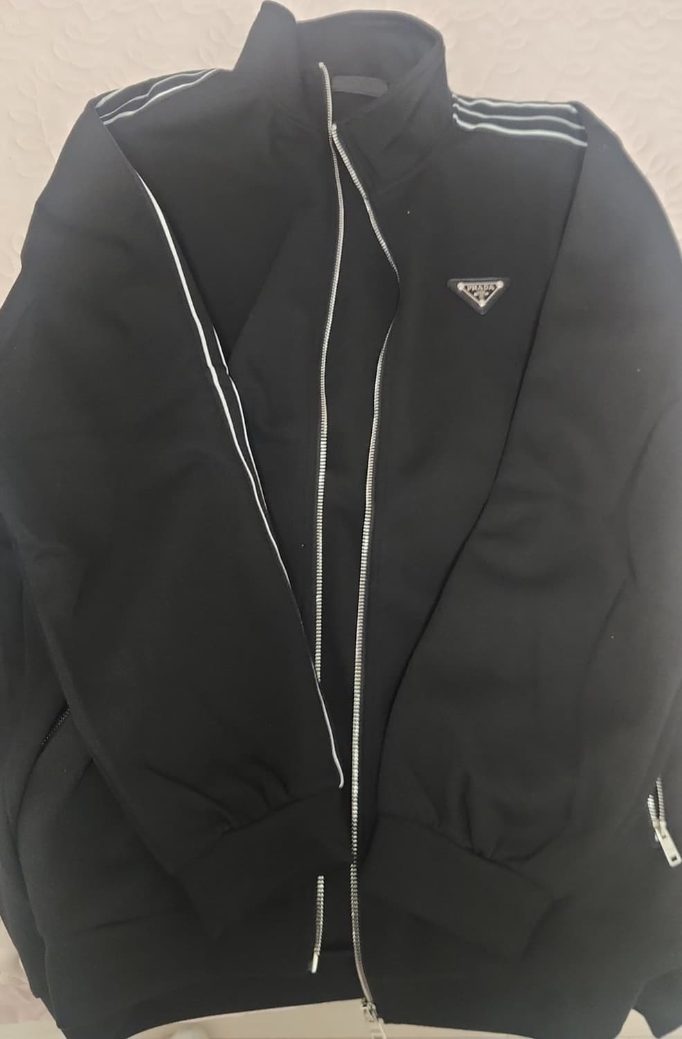 상태좋은 프라다 집업 상품이미지1