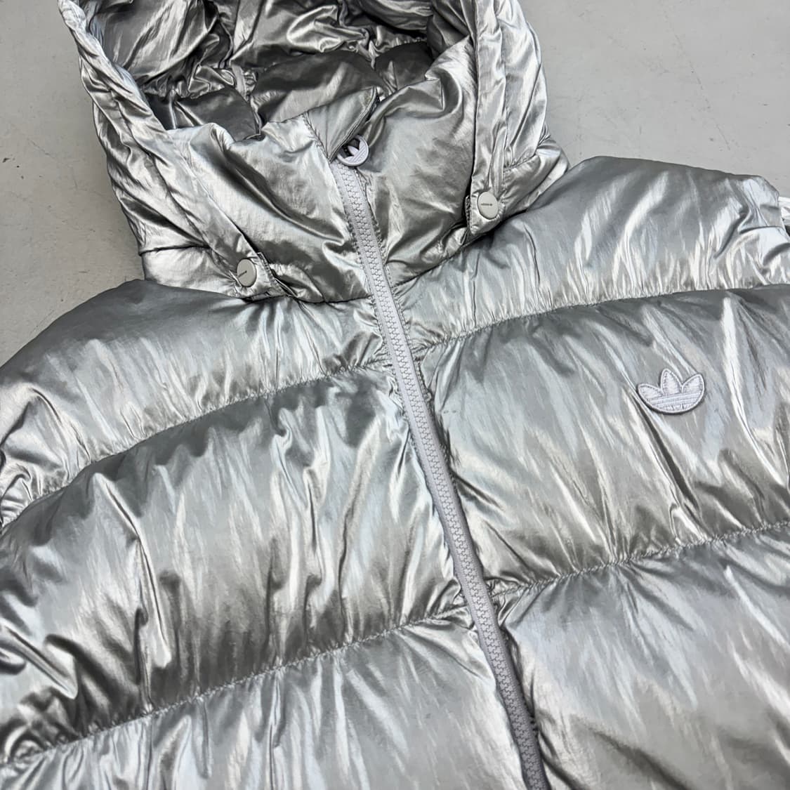 아디다스 메탈 실버 파이어버드 푸퍼 덕다운 숏 패딩 상품이미지3