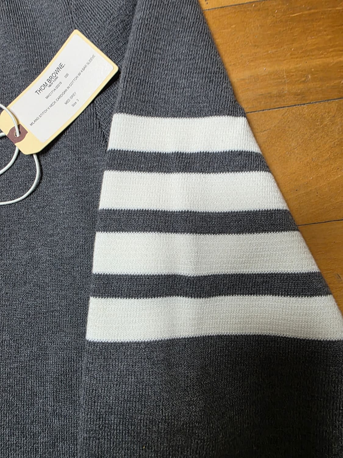 [3,새상품급]톰브라운 밀라노스티치 가디건 미드그레이 상품이미지2