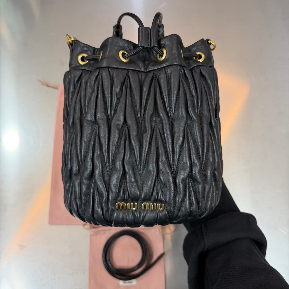 [리오브전포점] 미우미우 마테라쎄 가죽 버킷백 블랙 상품이미지2