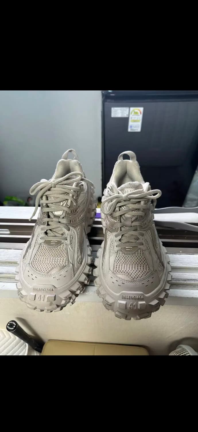 발렌시아가 디펜더 베이지 41사이즈 판매합니다. 상품이미지1