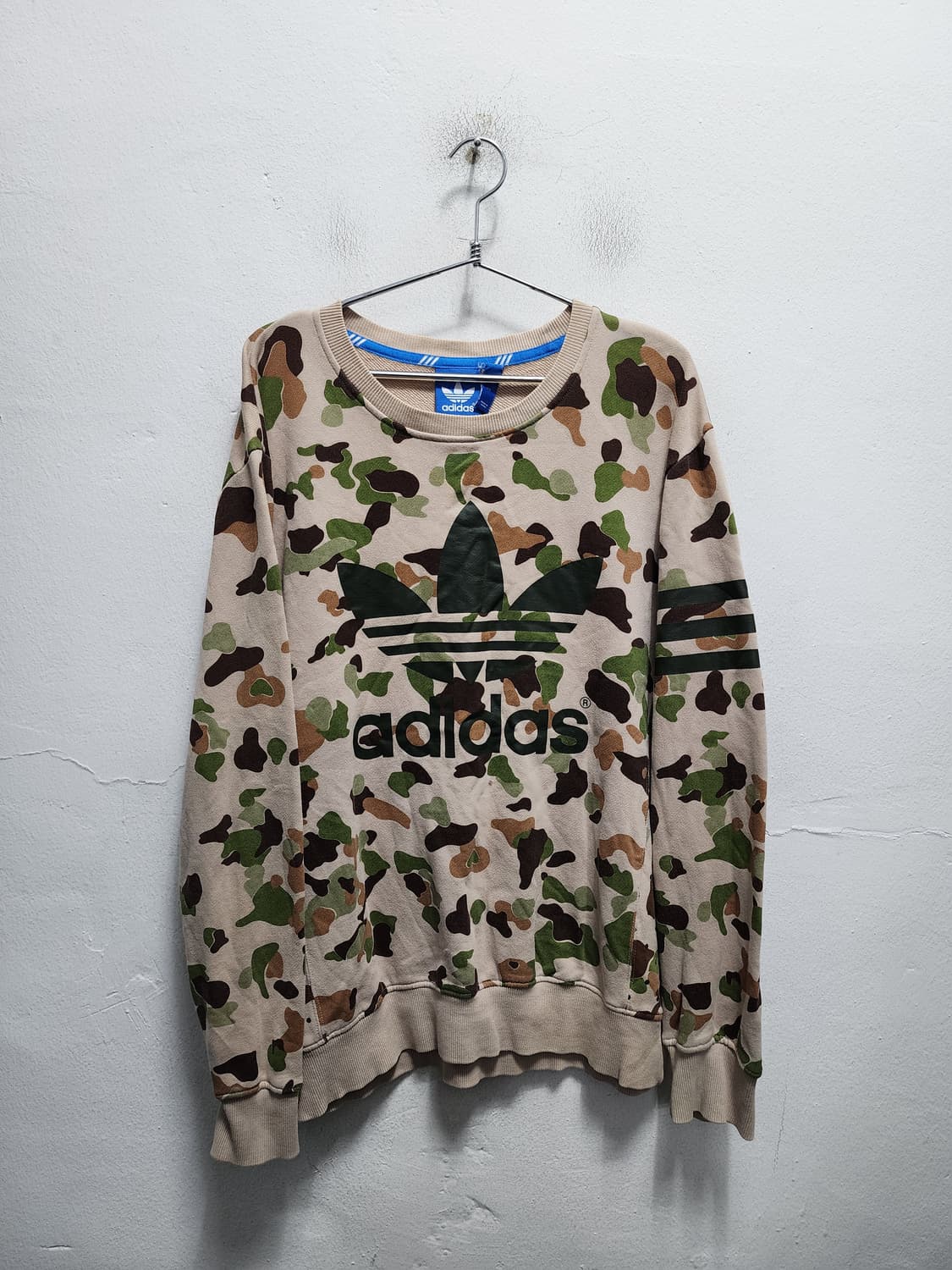 아디다스 카모플라쥬 완장로고 맨투맨 상품이미지1