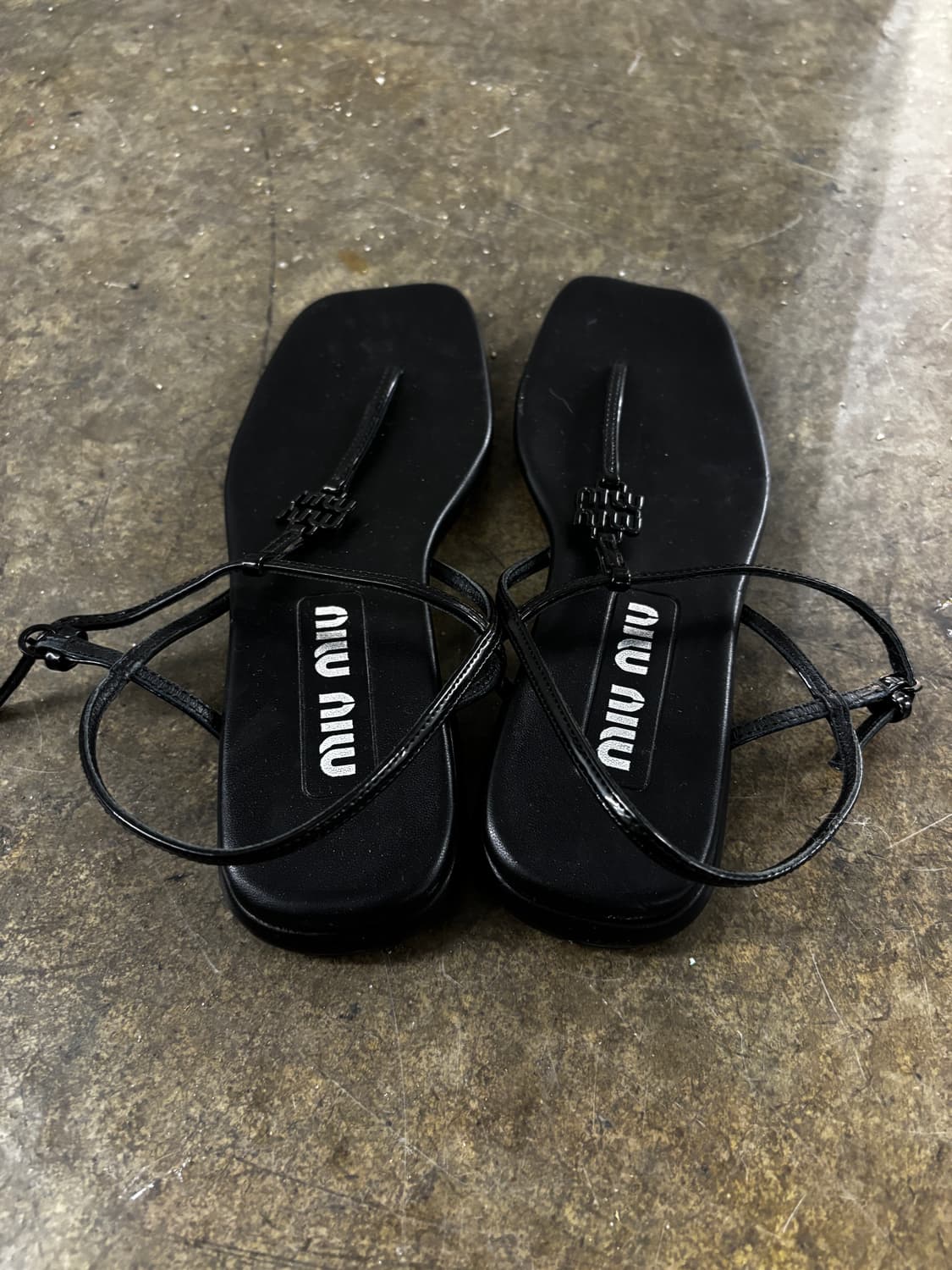 미우미우 로고 플라크 가죽 플랫 샌들 36 (한국사이즈230) 상품이미지5