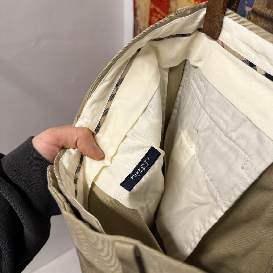 버버리 런던 클래식핏 플랫플리츠 코튼 치노팬츠 베이지 N866   상품이미지7