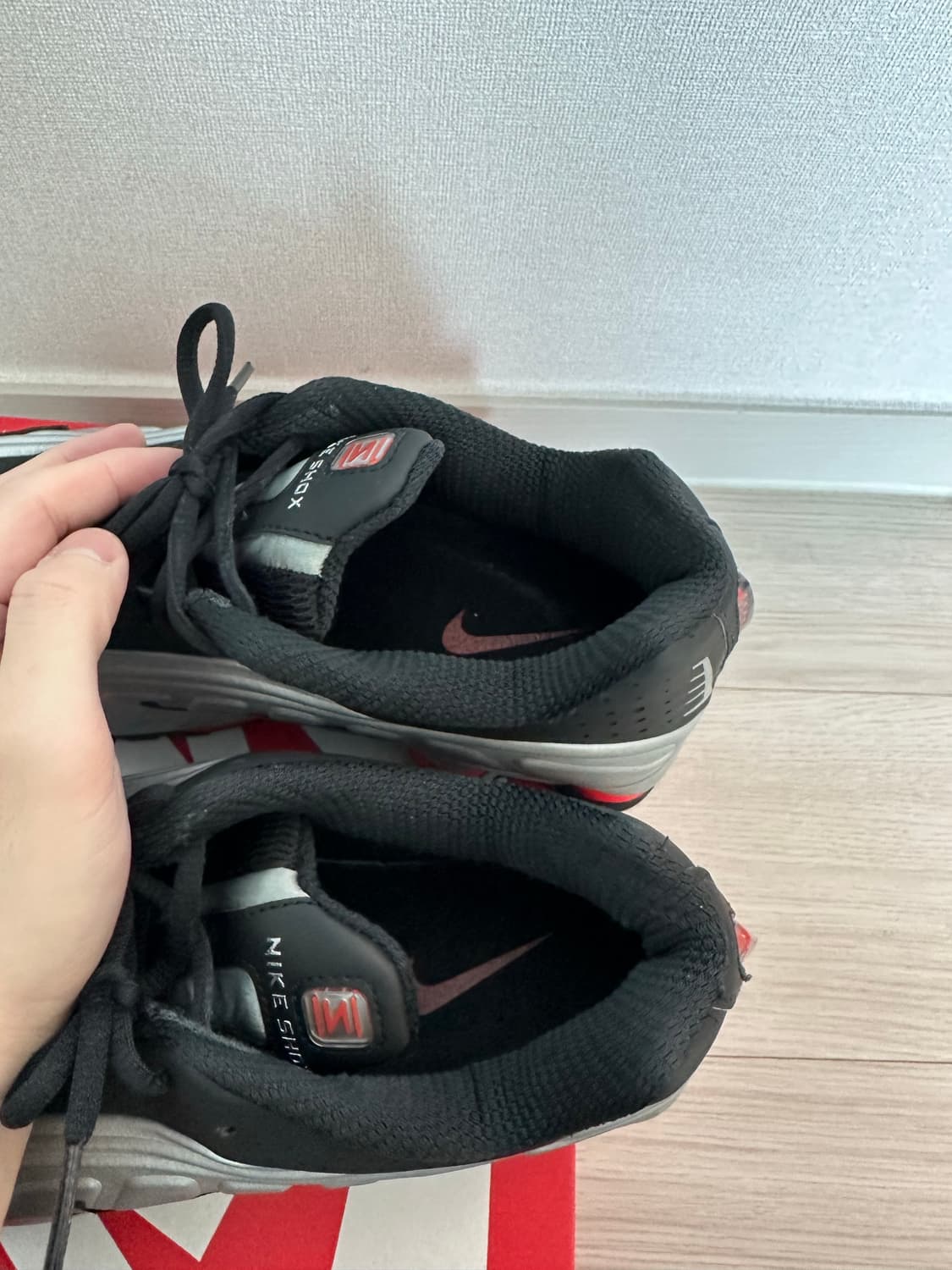 나이키 샥스 r4 메탈릭 실버 HQ1988-002 상품이미지4