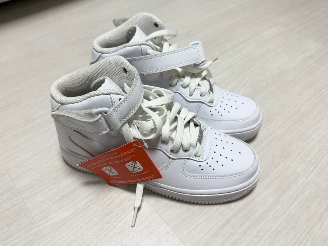 나이키 우먼스 에어포스1 미드 화이트 상품이미지1