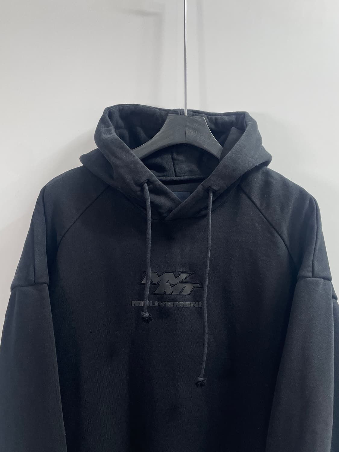 23ss 준지 무브먼트 로고 블랙 후드티 (on.645)   상품이미지3