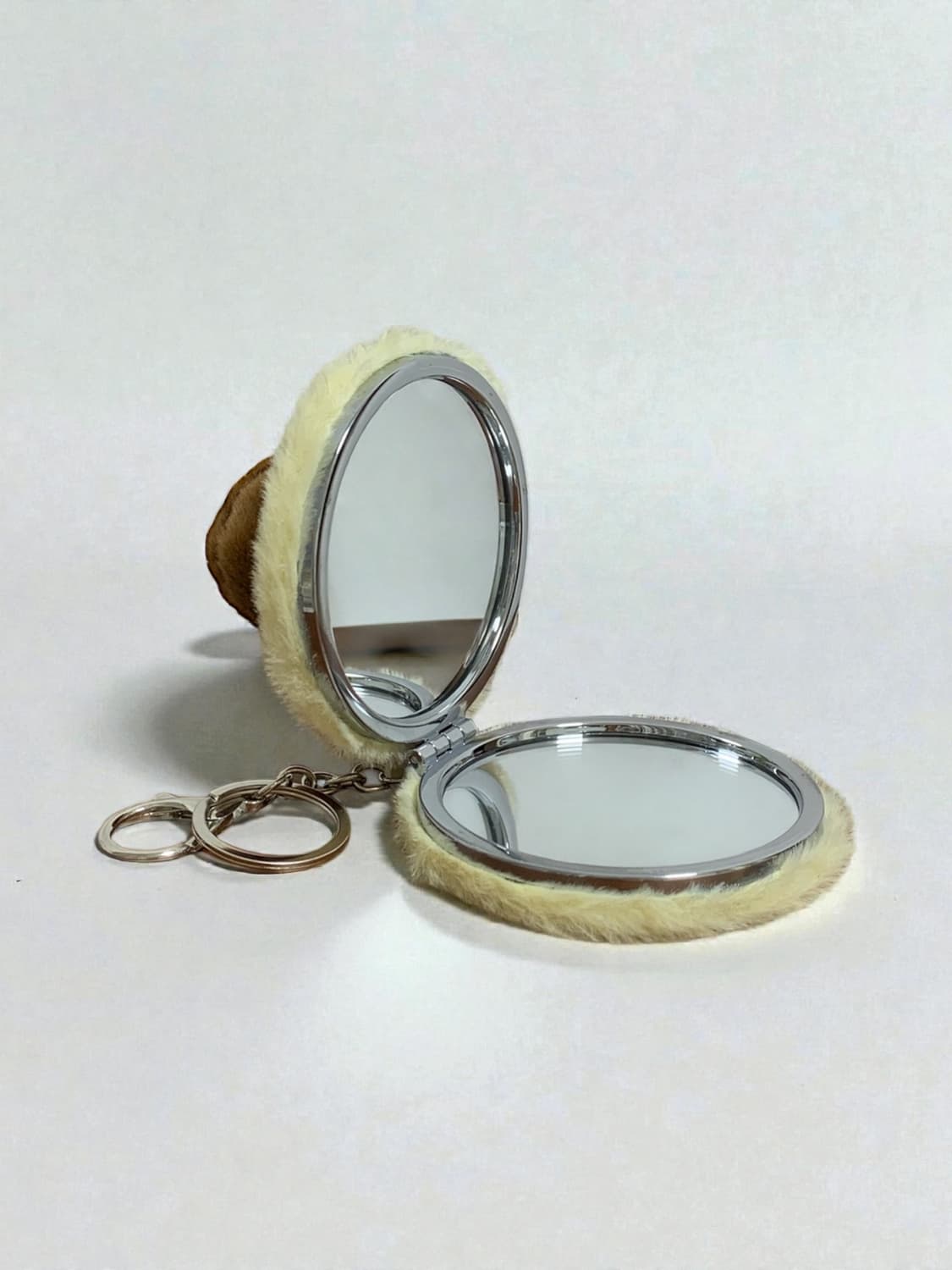 라부부 손거울, 바나나 우유 색상의 퍼 소재  상품이미지2