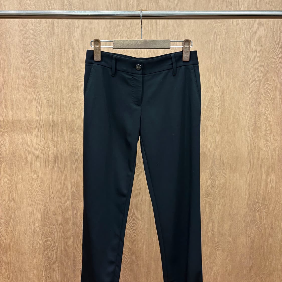 돌체앤가바나 슬림핏 슬랙스 팬츠 클래식 로고 각인 버튼 포켓 디테일 블랙 상품이미지4