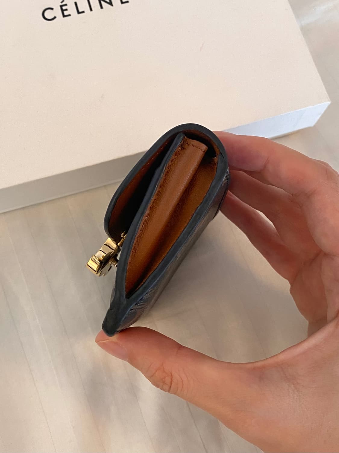 셀린느 트리옹프 플랩 카드 지갑 상품이미지7