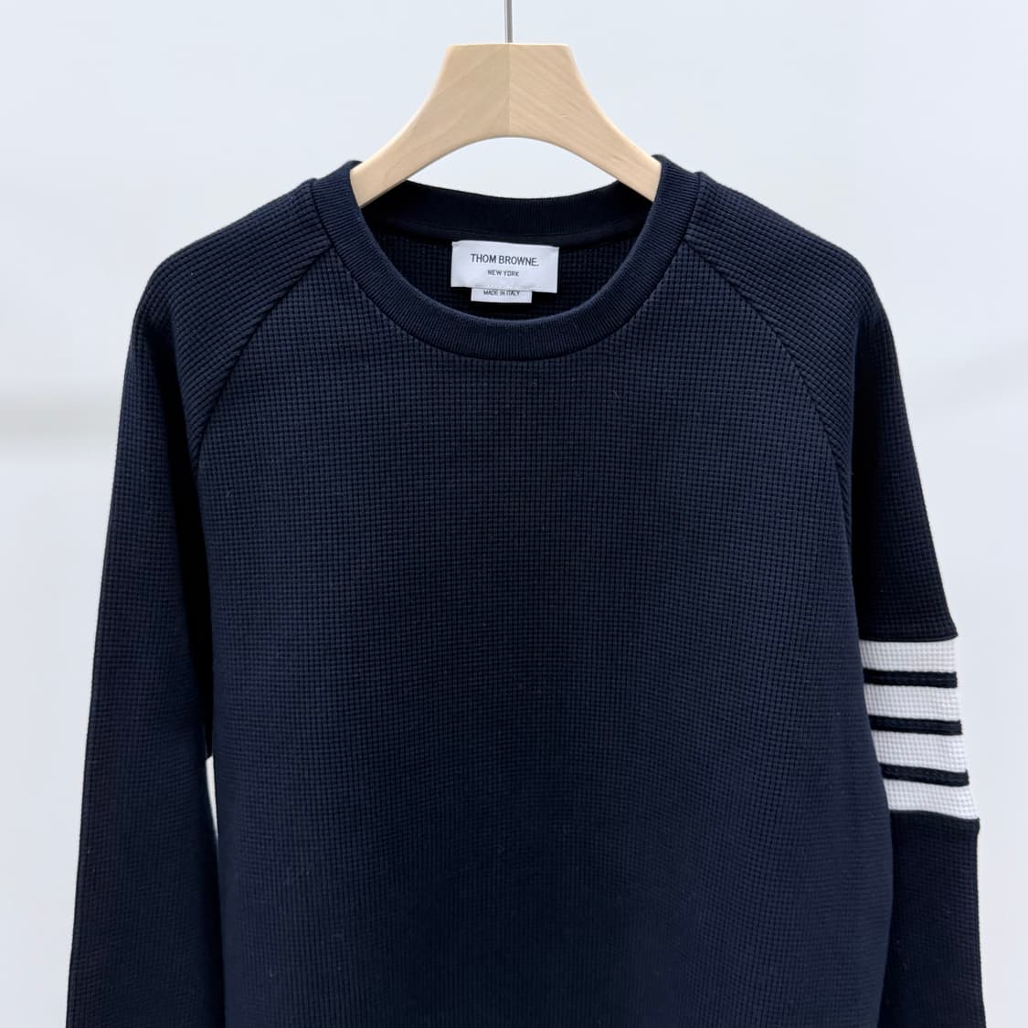 [S+급/5] 톰브라운 사선완장 와플 맨투맨 네이비 상품이미지3