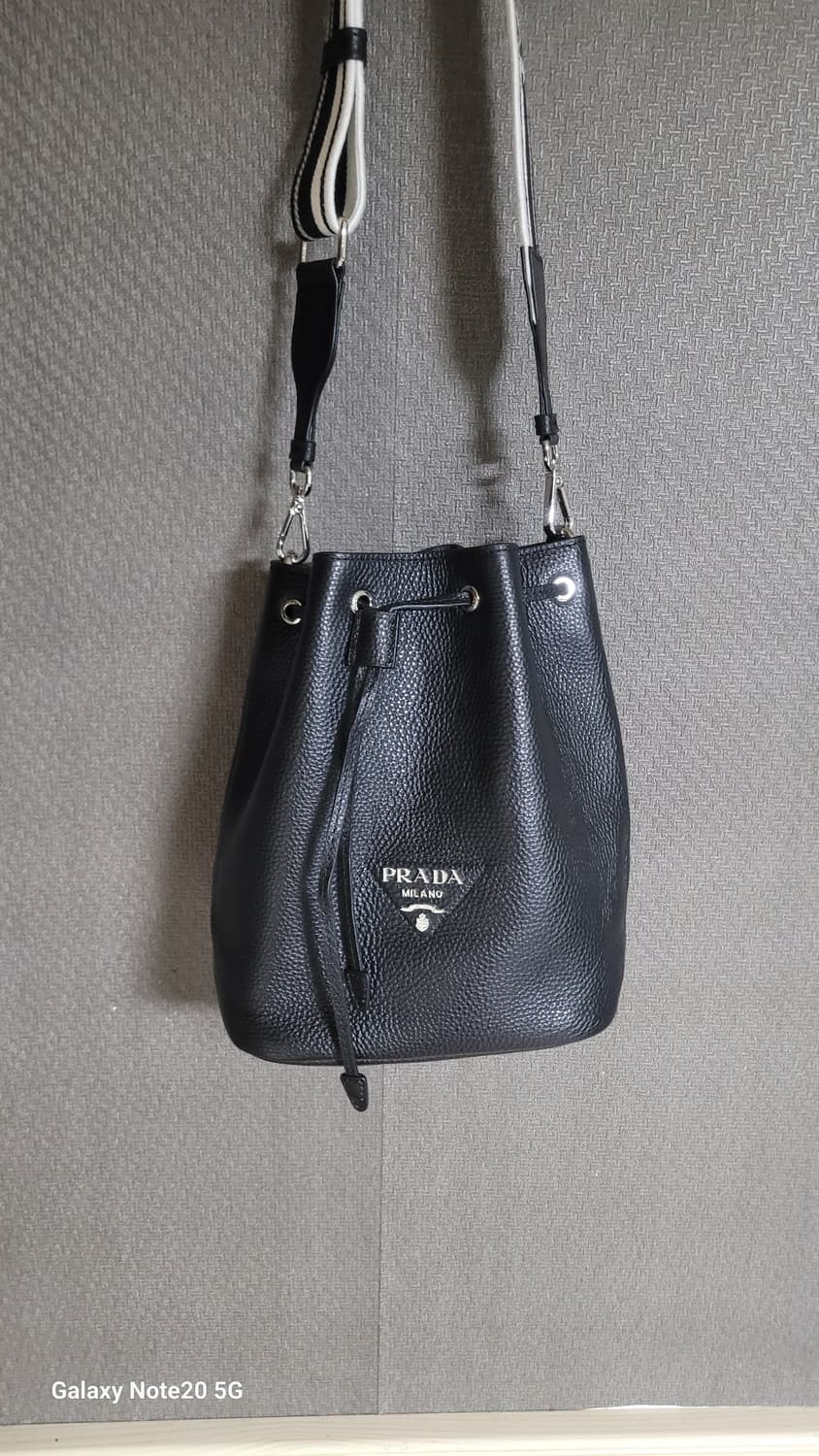 프라다 다이노 버킷 숄더백 상품이미지1