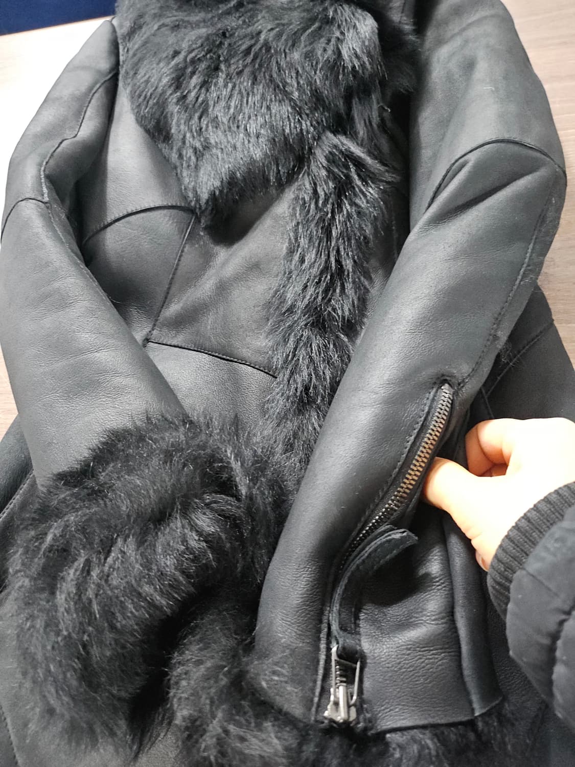 모네타 블랙 무스탕 롱 코트 마른55 상품이미지5