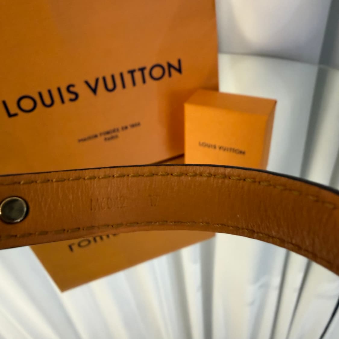 (17)루이비통 모노그램 에센셜 V 팔찌  상품이미지5