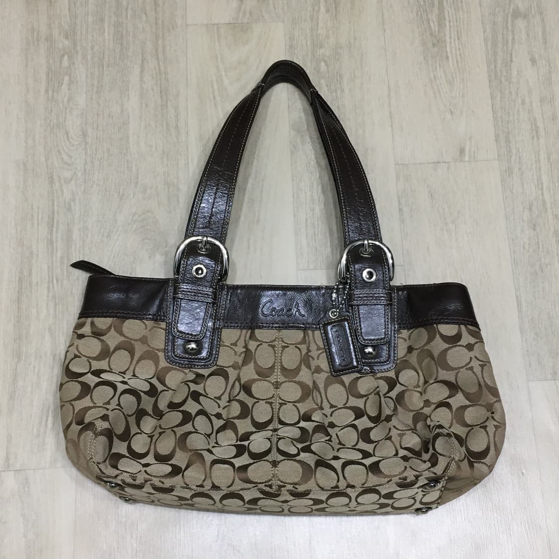 코치 빈티지 시그니처 숄더백 - 브라운 상품이미지1