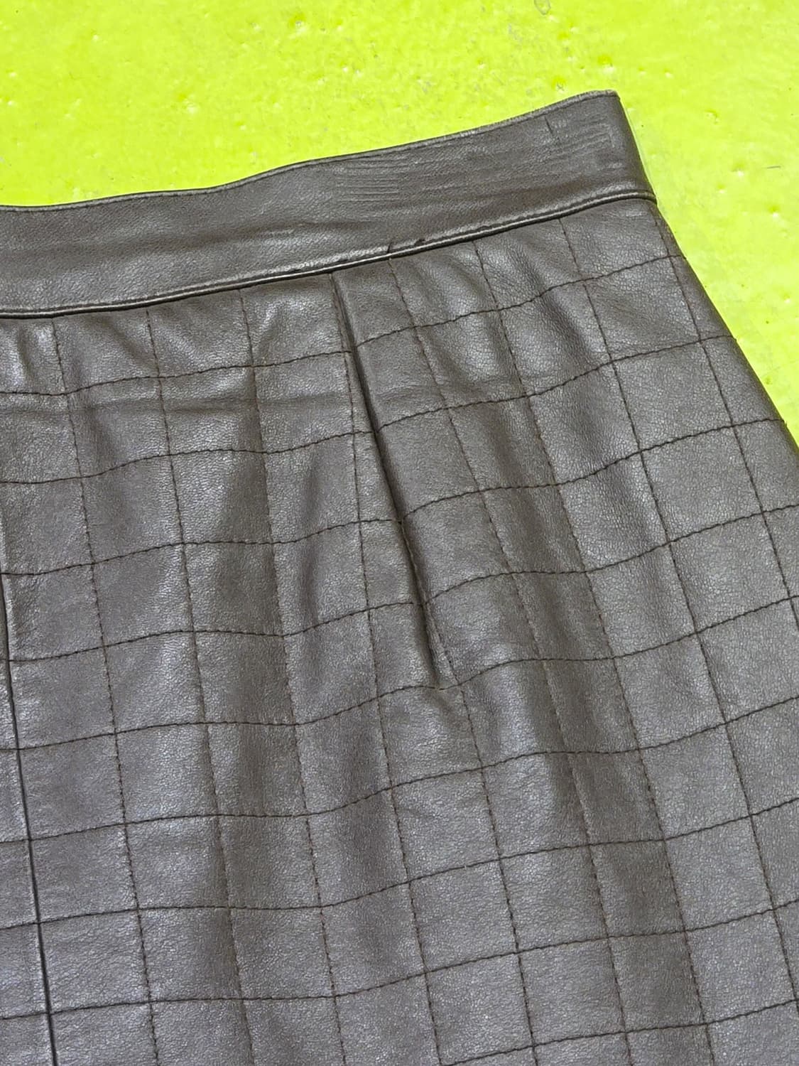 윤앤주 컬렉션 리얼 가죽 퀼팅 스커트 상품이미지2