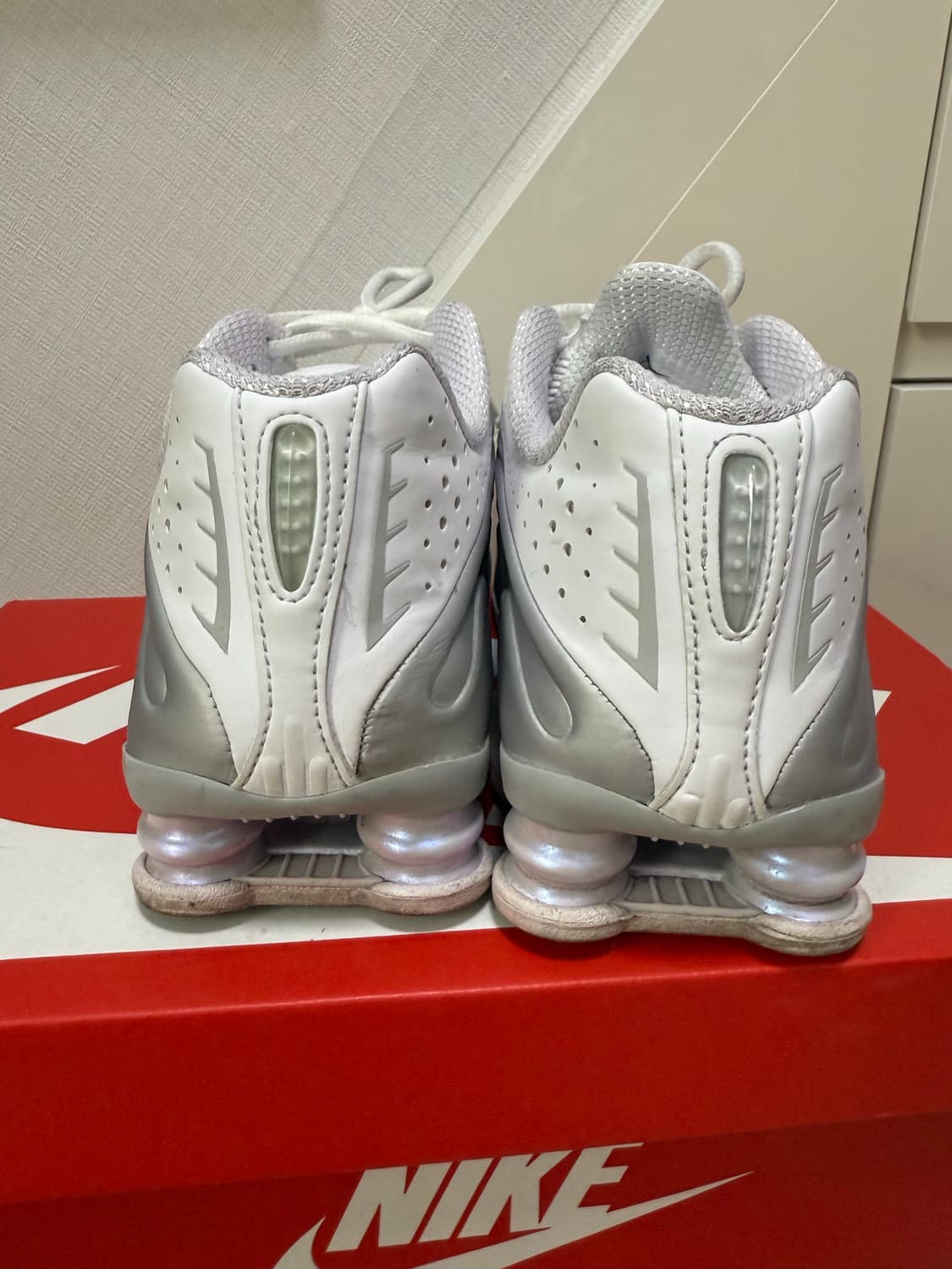 나이키 샥스 Nike shox r4 화이트 앤 매탈릭 245 상품이미지4
