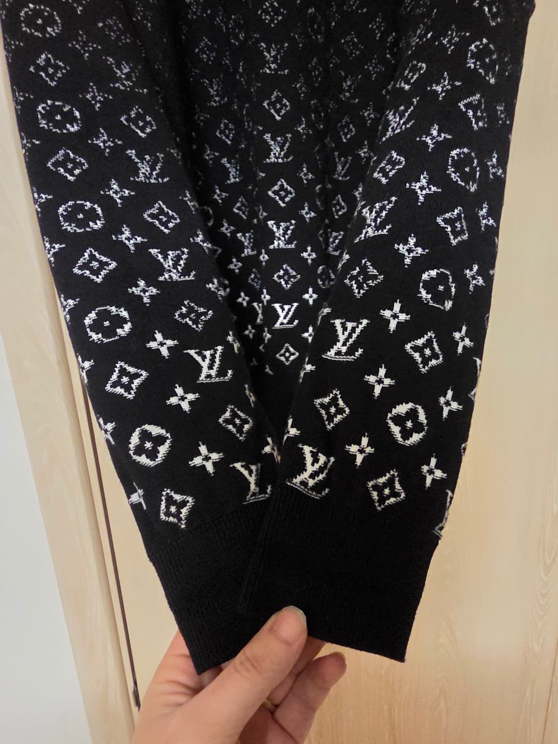 [2XL] 루이비통 그라데이션 모노그램 니트 새상품급 상품이미지3