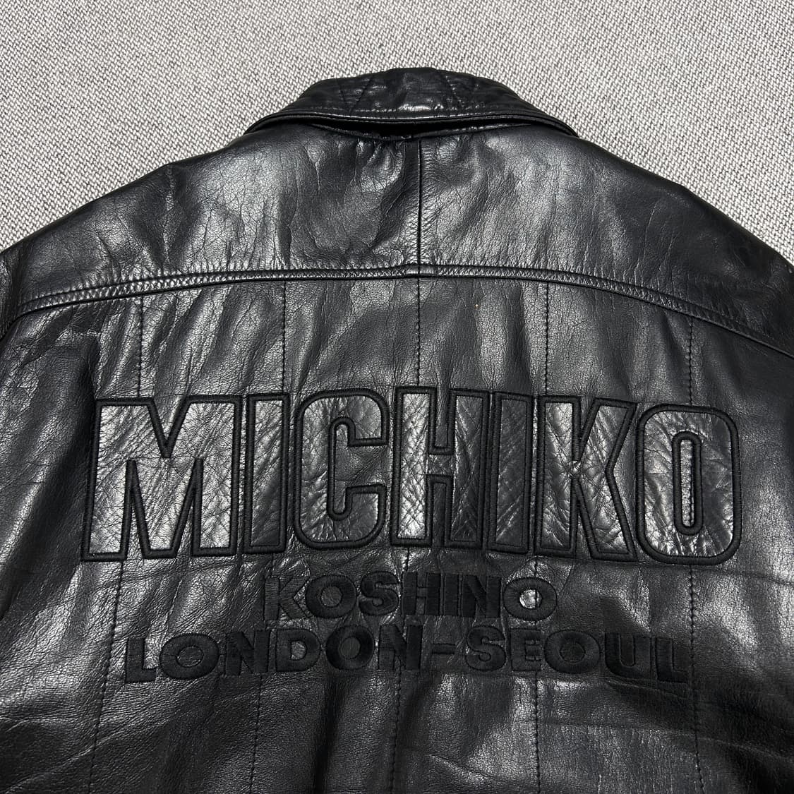 미치코코시노 런던 90s 빅로고 레더자켓 상품이미지4