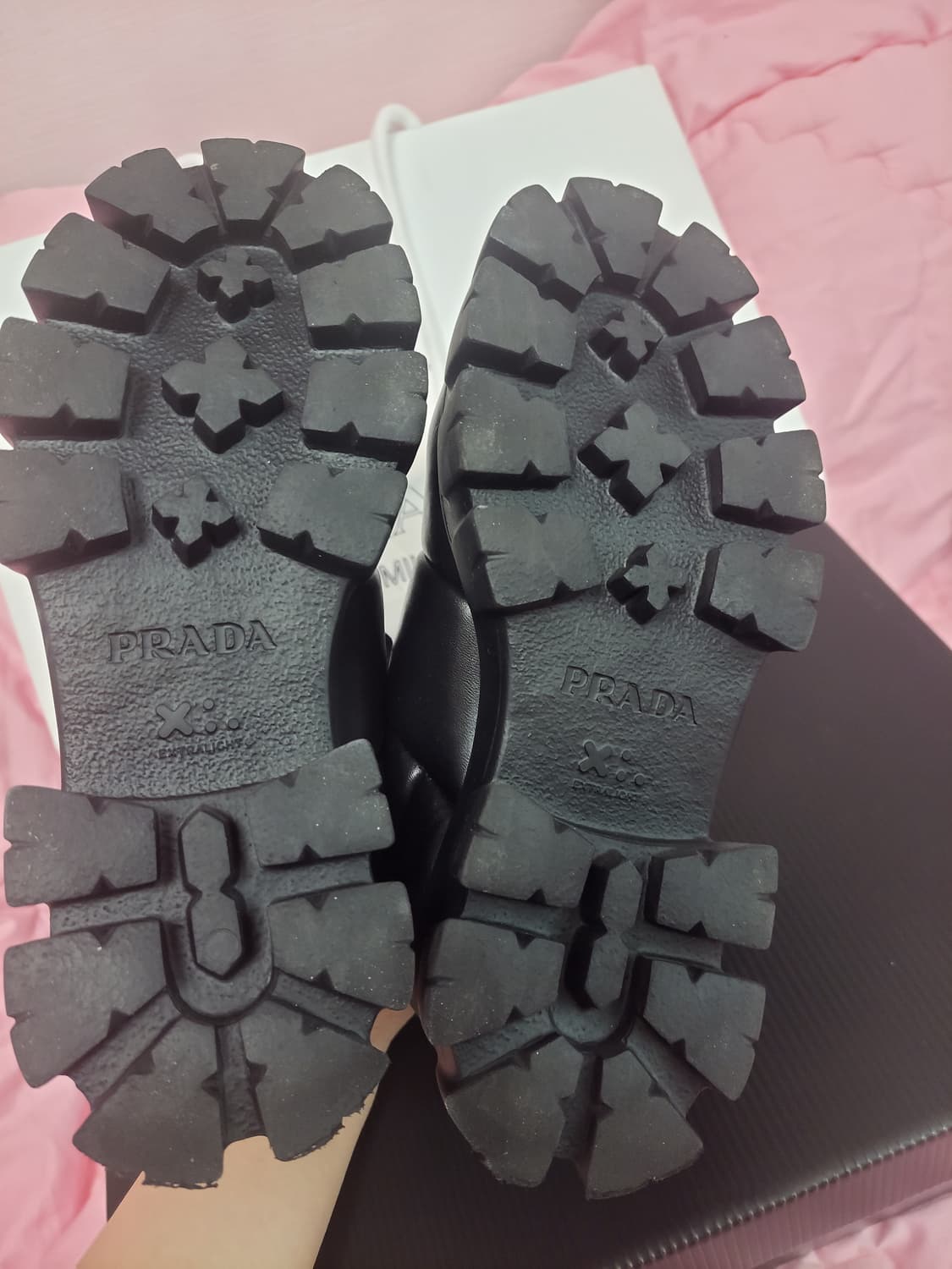 정품)급처3번신고명품세탁완료!프라다 삼각로고 나파 패딩 가죽스니커즈운동화 상품이미지10