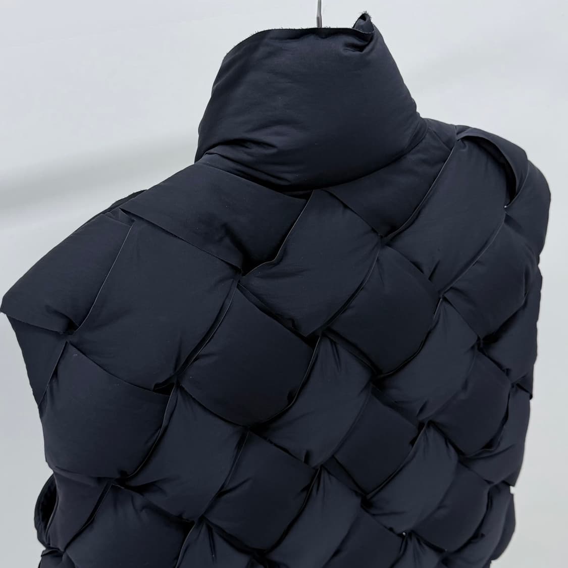[S급/M] 보테가베네타 인트레치아토 테크 나일론 조끼패딩 블랙 상품이미지5