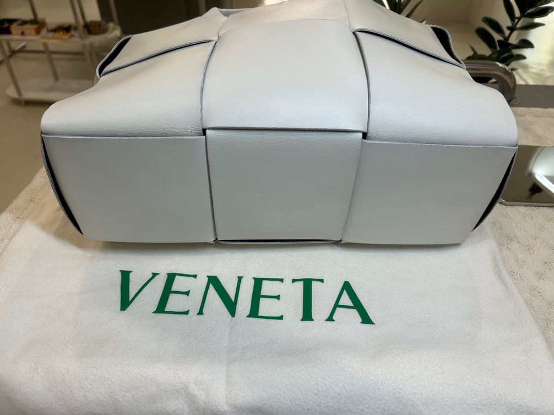 [정품/중고] 보테가 베네타 아르코 토트백 미디엄 상품이미지1