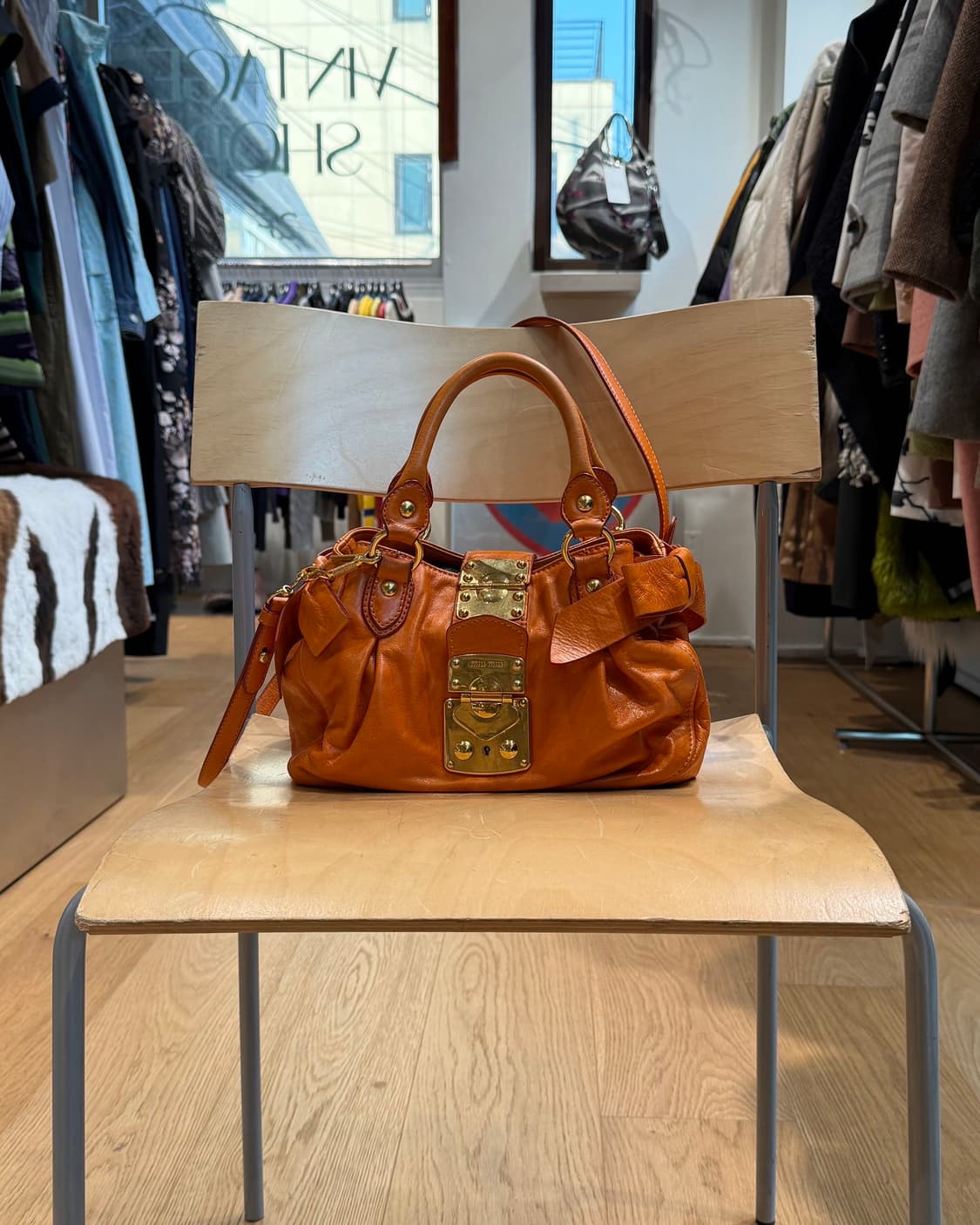 미우미우 오렌지 비텔로 럭스 토트백 상품이미지1