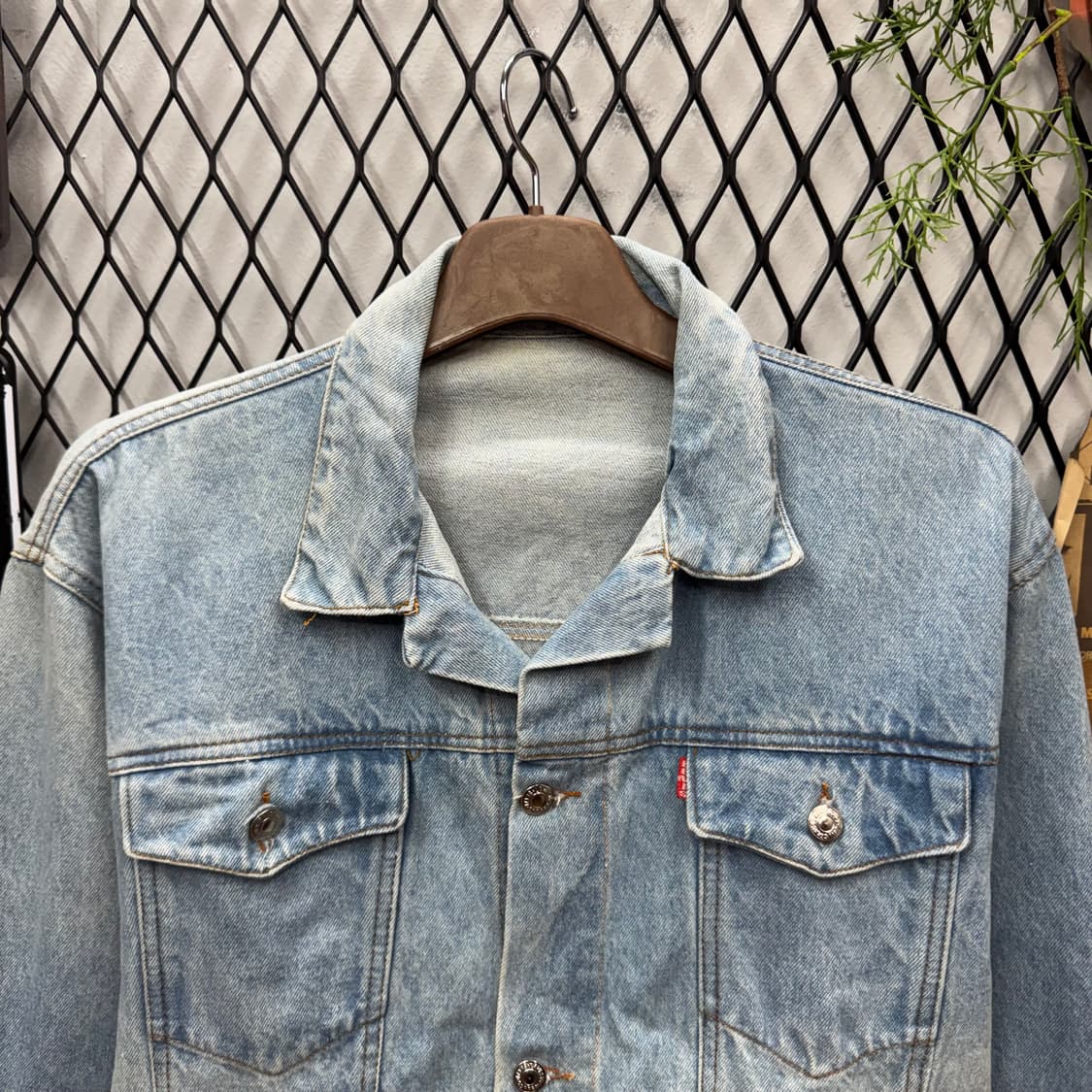 00s 리바이스 데님 트러커 자켓 전면 실버탭 디테일 연청 상품이미지3