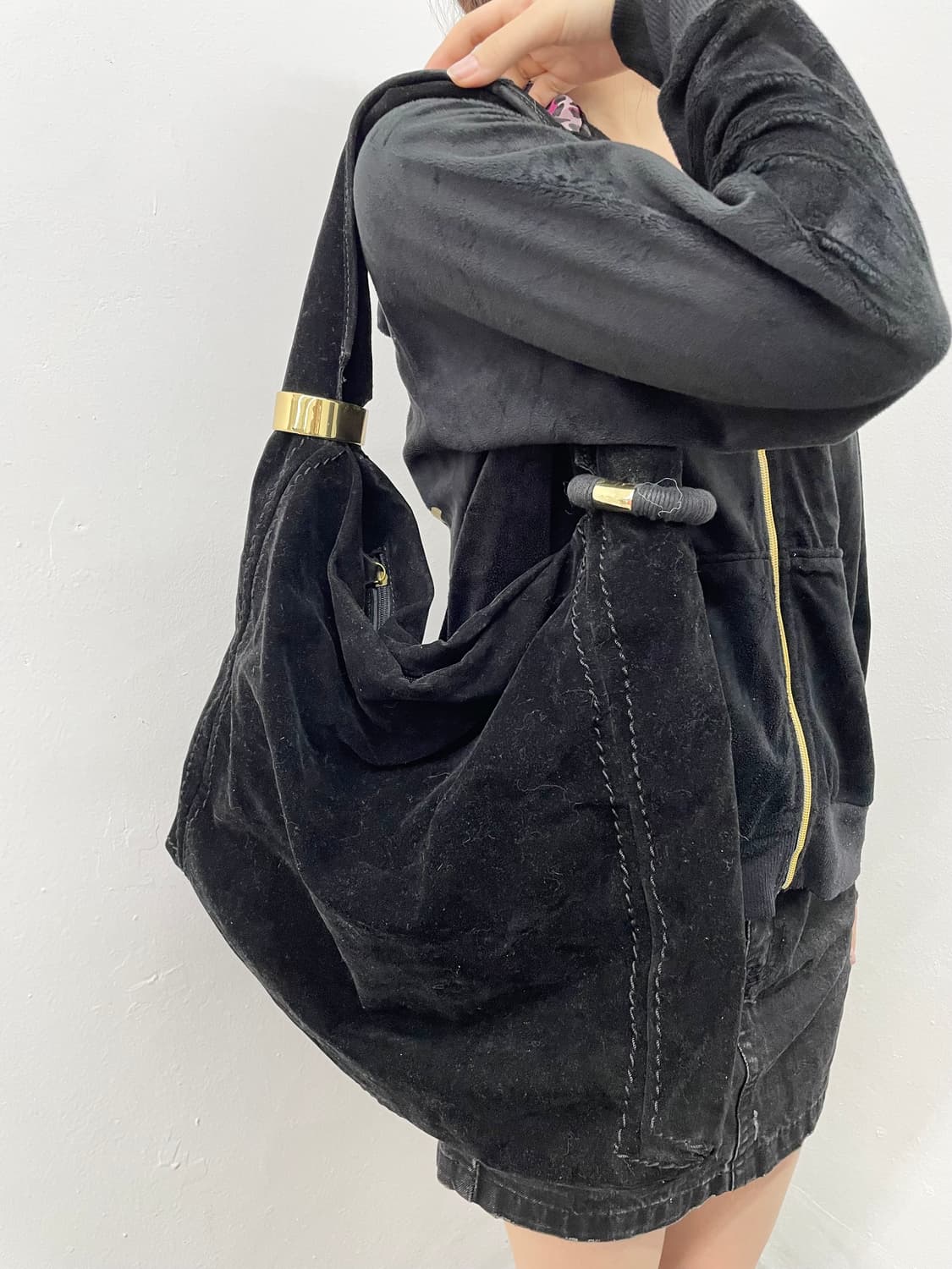 JPN 블랙 벨벳 골드 링 호보백 상품이미지3